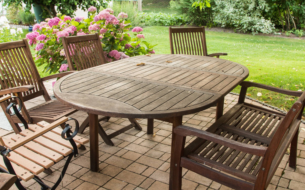 table de jardin en bois